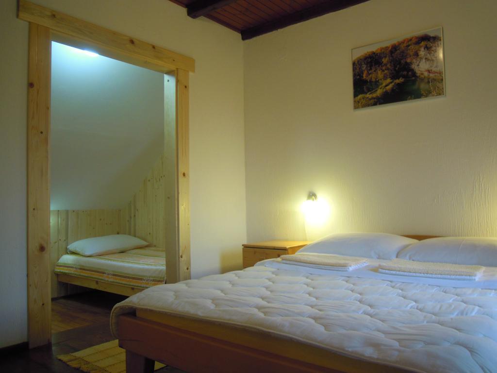 Wooden House Nela Near Plitvice Lakes Smoljanac Quarto foto