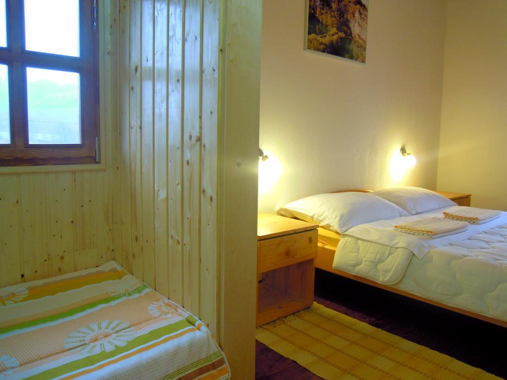 Wooden House Nela Near Plitvice Lakes Smoljanac Quarto foto